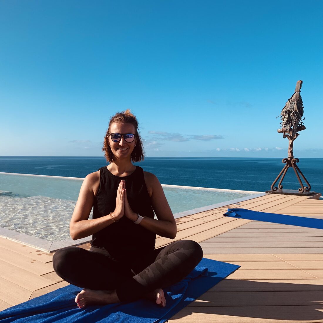 Melli in Meditation auf der Yogamatte